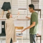 Para ogląda krzesła w nowoczesnym sklepie meblowym