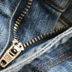 Zbliżenie na suwak i fakturę niebieskich jeansów