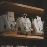 Białe trampki na drewnianych półkach w nowoczesnym sklepie