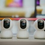 Trzy nowoczesne kamery IP do monitoringu domu stojące na stole