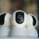 Zbliżenie na nowoczesne kamery monitoringu zamontowane wewnątrz domu