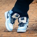 Niebiesko-białe sneakersy Nike na ceglanej ścieżce w miejskim stylu