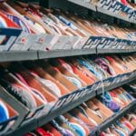 Półki w sklepie sportowym wypełnione różnorodnymi sneakersami premium