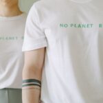 Dwie osoby w białych koszulkach z napisem No Planet B, moda odpowiedzialna