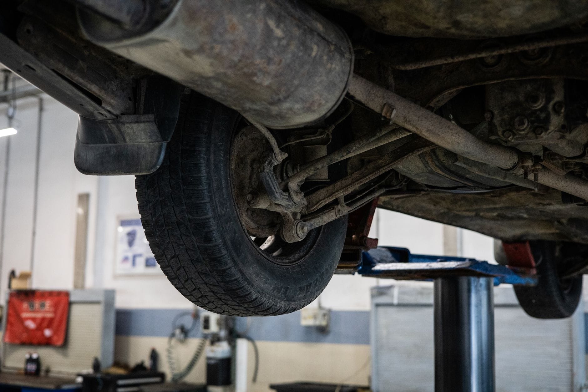 Mechanik ogląda zawieszenie Mazdy 5 na podnośniku w warsztacie