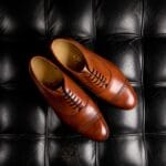 Eleganckie brązowe skórzane oksfordy na czarnej pikowanej skórze