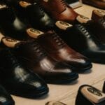 Zbliżenie na luksusowe skórzane buty ułożone w sklepie