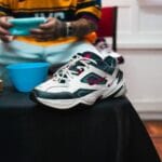 But Nike ze środkami do czyszczenia na czarnym stole