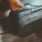 Zbliżenie na czarną gumową podeszwę sneakersa z napisem Air
